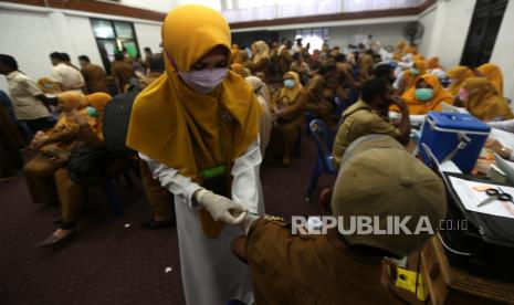 Tenaga kesehatan menyuntikkan vaksin Covid-19 kepada Aparatur Sipil Negara (ASN).