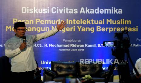 Gubernur Jawa Barat Ridwan Kamil memberikan pemaparan saat Talkshow Safari Iman Ramadhan (SAFIR) 1443 H di Masjid Kampus Universitas Islam Indonesia (UII), Sleman, D.I Yogyakarta, Selasa (5/4/2022). Dalam acara itu Ridwan Kamil membahas peran pemuda intelektual muslim membangun negeri yang berprestasi. 