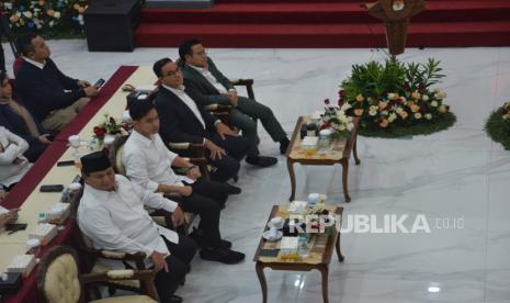 Pasangan calon Presiden dan Wakil Presiden nomor urut 2 Prabowo Subianto-Gibran Rakabuming Raka bersama Pasangan calon Presiden dan Wakil Presiden nomor urut 1 Anies Baswedan-Muhaimin Iskandar menghadiri rapat pleno penetapan pasangan calon presiden dan wakil presiden terpilih pemilihan umum 2024 di Gedung KPU, Jakarta, Rabu (24/4/2024). KPU resmi menetapkan pasangan calon presiden dan wakil presiden nomor urut 2 Prabowo Subianto dan Gibran Rakabuming Raka sebagai presiden dan wakil presiden terpilih periode tahun 2024-2029 dalam Pemilihan Umum 2024.