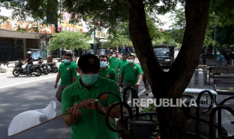 Satpol PP D.I Yogyakarta mencopot bendera putih yang dipasang Pedagang Kaki Lima (PKL) Malioboro usai aksi 