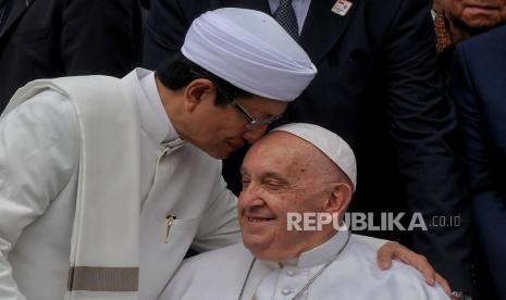 Imam besar Masjid Istiqlal Nasaruddin Umar mencium kening Pemimpin Gereja Katolik Dunia Paus Fransiskus  saat menghadiri acara dialog lintas agama di Masjid Istiqlal, Jakarta, Kamis (5/9/2024). Dalam lawatannya ke Indonesia, Paus Fransiskus menghadiri kegiatan dialog bersama pemuka lintas agama di Masjid Istiqlal serta menandatangani prasasti sekaligus meninjau terowongan silaturahmi yang menghubungkan Masjid Istiqlal dengan Gereja Katedral.