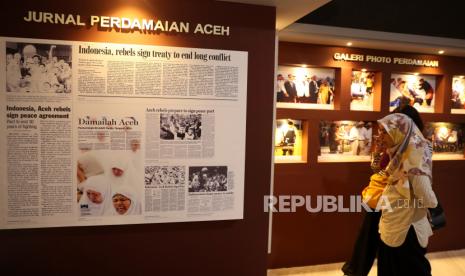 Pengunjung melihat koleksi foto dan dokumen perjalanan perjanjian damai antara Pemerintah Republik Indonesia dengan Gerakan Aceh Merdeka (GAM) pada pameran memori Helsinki di Museum Tsunami, Banda Aceh, Aceh, Senin (7/11/2022). Pemeran memori Helsinki bertujuan sebagai edukasi sekaligus pengingat peristiwa besar setelah bencana gempa dan tsunami akhi 2004 yang telah memberikan hikmah ditandatanganinya nota kesepahaman damai Pemerintah Republik Indonesia dengan GAM di kota Helsinki, Finlandia pada 15 Agustus 2005. 