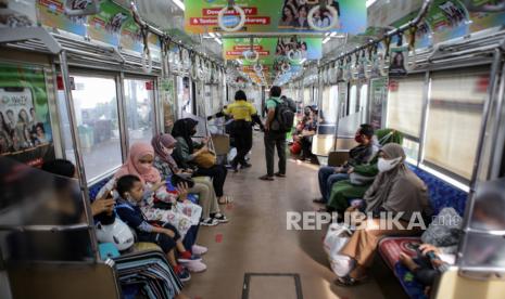 Sejumlah penumpang menunggu keberangkatan KRL Commuter Line di Stasiun Tangerang, Kota Tangerang, Banten, Senin (3/1/2022). PT KAI Commuter mencatat jumlah penumpang KRL Jabodetabek pada 2021 sebanyak 123.125.911 penumpang dengan rata-rata 337.331 pengguna tiap harinya atau turun sebesar 19,6 persen dibanding tahun 2020 yakni sebanyak 153.154.151 penumpang dengan rata-rata 419.600 pengguna tiap harinya. 