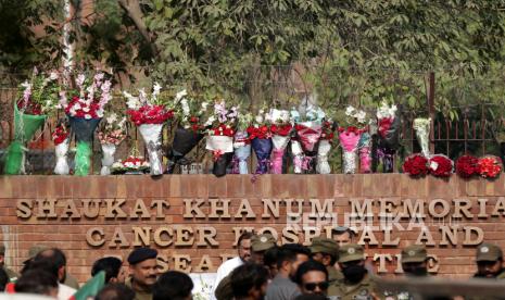 Bunga duduk di luar rumah sakit Shaukat Khanum di mana mantan Perdana Menteri Pakistan Imran Khan dirawat setelah menderita luka tembak sehari sebelumnya, di Lahore, Pakistan, 04 November 2022. Khan menderita luka tembak pada 03 November setelah seorang penyerang tak dikenal melepaskan tembakan ke sebuah rumah sakit. rapat umum yang dipimpin oleh politisi di Wazirabad, kata para pejabat. Mantan perdana menteri itu memimpin perjalanan panjang dari Lahore ke ibu kota Islamabad untuk menekan pemerintah agar pemilu dini di negara itu.