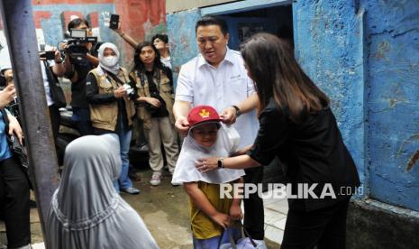 Presiden Direktur Adaro Group, Garibaldi Thohir menyerahkan bantuan berupa paket seragam dan perlengkapan sekolah di kawasan Tebet, Jakarta, Rabu (4/12/2024). PT Alamtri Resources Indonesia Tbk yang sebelumnya PT Adaro Energi Indonesia Tbk, melalui Yayasan  Adaro Bangun Negeri (YABN)  kembali menggelar program Satu Seragam Sejuta Harapan dengan membagikan paket berisi seragam dan perlengkapan sekolah sebanyak 10.000 paket atau senilai Rp1,2 juta dengan nilai total sebesar Rp12 miliar. Paket tersebut diserahkan kepada anak dari keluarga prasejahtera di wilayah operasi Adaro yakni Jakarta, Kalimantan Selatan, Kalimantan Tengah dan Sumatera Selatan. Program tersebut merupakan bentuk kepedulian Adaro terhadap kemajuan pendidikan di Indonesia dengan memberikan akses inklusif bagi semua lapisan masyarakat sehingga memiliki kesempatan yang sama dalam bidang pendidikan.