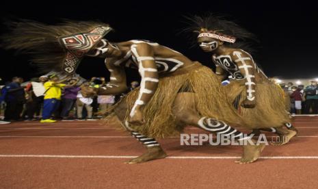 Sejumlah anak dan remaja menampilkan tari seka kamoro saat penutupan pertandingan cabang atletik PON Papua di Stadion Atletik Mimika Sport Center, Kabupaten Mimika, Papua, Kamis (14/10/2021). Tarian ini merupakan bentuk ekspresi masyarakat atas rasa syukur atas apa yang diberikan Tuhan, khususnya kelancaran dan keamanan dalam penyelenggaraan cabang atletik PON Papua di Mimika. 