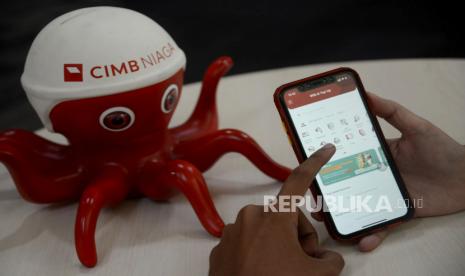 Nasabah melakukan pembayaran zakat menggunakan Super App OCTO Mobile di Jakarta, Senin (3/4/2023). Di bulan Ramadan, CIMB Niaga Syariah mengoptimalkan fitur pembayaran Zakat dan Kebajikan dari OCTO Mobile untuk memfasilitasi masyarakat yang ingin melakukan Zakat, Infak, dan Sedekah (ZIS) kepada Lembaga Amil Zakat (LAZ) guna disalurkan kepada  para mustahik (penerima ZIS). Dengan tampilan yang baru, bayar zakat semakin mudah dilakukan dari mana saja dan kapan saja.