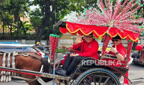 Partai Demokrasi Indonesia Perjuangan (PDIP) melakukan defile untuk mendaftarkan calon legislatif (caleg) untuk pemilihan umum (Pemilu) 2024 ke Komisi Pemilihan Umum (KPU), Jakarta, Kamis (11/5/2023).