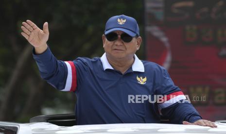 Presiden Prabowo Subianto menyapa warga saat meninggalkan Akademi Militer (Akmil) Magelang, Ahad (28/10/2024).