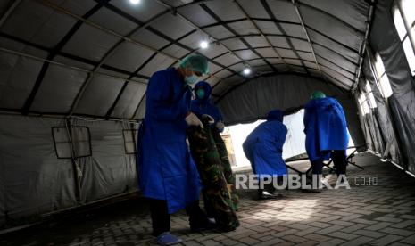 Tenaga kesehatan menyiapkan bed untuk pasien Covid-19 di tenda darurat khusus Covid-19 di RSUP Dr Sardjito, Yogyakarta, Kamis (1/7). Dalam kurun tiga hari RSUP Dr Sardjito kembali menambah dua tenda darurat khusus Covid-19. Sehingga saat ini sudah ada tiga tenda darurat di depan poli Covid-19, dan satu tenda sebelumnya sudah penuh terisi.