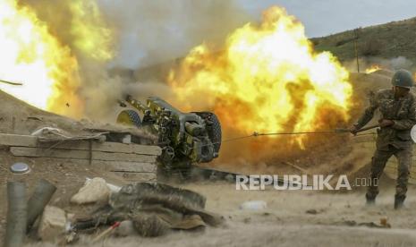 Foto selebaran yang disediakan oleh Kementerian Pertahanan Armenia pada (6/10/2020) menunjukkan tentara Armenia yang diduga selama bentrokan militer dengan tentara Azeri di sepanjang garis kontak Republik Nagorno-Karabakh yang memproklamirkan diri (juga dikenal sebagai Artsakh). Bentrokan bersenjata meletus pada 27 September 2020 dalam konflik teritorial yang membara antara Azerbaijan dan Armenia atas wilayah Nagorno-Karabakh di sepanjang garis kontak Republik Nagorno-Karabakh yang memproklamirkan diri.