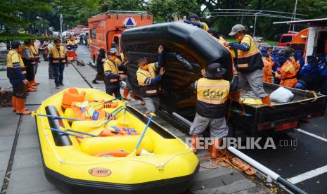 Petugas Dinas Pekerjaan Umum (DPU) menggotong perahu karet usai Apel Siaga Bencana 2021 Tingkat Kota Bandung yang diikuti instansi serta unsur terkait di Plaza Balai Kota, Selasa (7/12). Kegiatan tersebut sebagai bentuk kesiapan dan kordinasi menghadapi ancaman bencana hirometeorologi akibat perubahan iklim dan cuaca ekstrem.