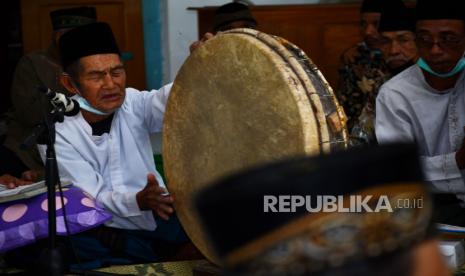 Maulid Meneladani Nabi SAW dengan Perilaku Bangun Persatuan. Umat muslim mengikuti barzanji dengan melantunkan shalawat dan puji-pujian kepada Nabi Muhammad SAW diiringi rebana saat digelar seni gembrungan dalam rangka memperingati Maulid Nabi Muhammad SAW di Kedondong, Kebonsari, Kabupaten Madiun, Jawa Timur, Rabu (20/10/2021). Tradisi memperingati Maulid Nabi Muhammad SAW yang biasanya dilakukan dengan menggelar seni gembrungan dan membagikan sedekah dengan cara menyebar uang,  pelaksanaannya disederhanakan dengan membagikan uang kepada warga secara bergantian untuk mencegah terjadinya kerumunan guna pencegahan penularan COVID-19. 