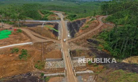 Foto udara proses pembangunan jalan lingkar Sepaku di Kawasan Inti Pusat Pemerintahan (KIPP) Ibu Kota Negara (IKN) Nusantara, Penajam Paser Utara, Kalimantan Timur, Sabtu (25/2/2023). Pembangunan KIPP IKN Nusantara mulai masif dikerjakan diantaranya pembangunan istana presiden, kantor presiden, kantor sekretariat presiden, dan kantor kementerian koordinator. ANTARA FOTO/Indrianto Eko Suwarso/aww.