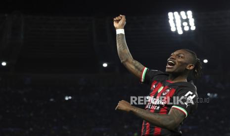 Pemain AC Milan Rafael Leao berselebrasi setelah mencetak  gol ketiga timnya saat pertandingan sepak bola Serie A antara Napoli dan AC Milan, di Naples, Italia,  Senin (3/4 2023) dini hari.