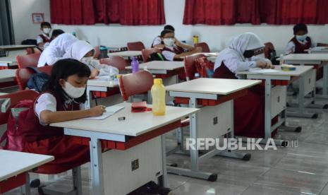 Pelaksanaan Pembelajaran Tatap Muka (PTM) secara penuh di SDN 033 Jalan Asmi, Kota Bandung, Selasa (11/1/2022). Melihat gelombang Omicron yang terus merangkak naik, Perhimpunan Pendidikan dan Guru (P2G) ingin Kementerian Pendidikan, Kebudayaan, Riset, dan Teknologi (Kemendikbudristek) meninjau ulang kebijakan pembelajaran tatap muka (PTM) 100 persen. Menurut P2G semestinya pelaksanaan PTM 100 persen dilakukan secara bertahap.