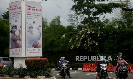 Pengendara melintas di dekat baliho sosialisasi manfaat vaksinasi di Jalan Asia Afrika, Senayan, Jakarta, Kamis (10/12). Bank Pembangunan Asia (ADB) meluncurkan inisiatif vaksin senilai 9 miliar dolar AS, Asia Pacific Vaccine Access Facility (APVAX). Inisiatif ini menawarkan dukungan cepat dan adil bagi negara berkembang anggotanya seiring upaya negara-negara tersebut untuk melakukan pengadaan dan penyediaan vaksin penyakit virus corona (Covis-19) yang efektif dan aman.