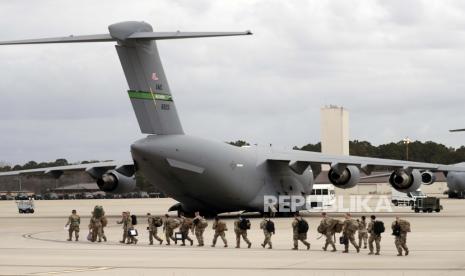  Tentara AS dari Divisi Lintas Udara ke-18 berjalan keluar menuju pesawat C-17 saat mereka dikerahkan ke Eropa pada Kamis, 3 Februari 2022 dari Fort Bragg, NC Presiden Joe Biden memerintahkan 2.000 tentara AS ke Polandia dan Jerman di tengah pembicaraan yang macet dengan Rusia atas pembangunan militer Kremlin di perbatasan Ukraina.