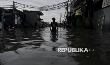 Anak-anak bermain saat  banjir rob di kawasan Muara Angke Jakarta, Selasa (14/1/2025). Banjir rob setinggi 30-6o centimeter kembali melanda kawasan pesisir Jakarta Utara yang diakibatkan luapan air laut serta intensitas hujan yang tinggi. Banjir tersebut menutupi jalur utama dan pemukiman di kawasan tersebut. Sementara, BPBD DKI Jakarta mengimbau warga pesisir Jakarta untuk waspada terhadap banjir rob, yang diprediksi akan berlangsung hingga 17 Januari mendatang akibat air pasang maksimum di laut kaqasan Jakarta Utara.  Dalam hal ini, BPBD mencatat beberapa daerah yang berpotensi terdampak banjir rob diantaranya kawasan Muara Angke, Kamal Muara, Penjaringan, Pluit, Ancol, Kamal Marunda, Cilincing hingga Kepulauan Seribu.