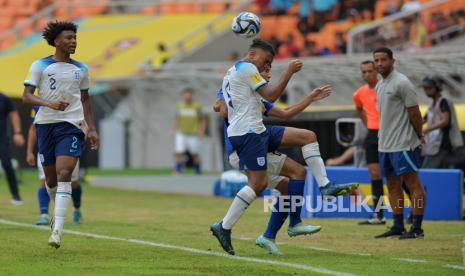 Pemain Timnas Indonesia Inggris (putih) saat bertanding melawan Timnas Uzbekistan pada babak 16 besar Piala Dunia U17 di Stadion Jakarta International Stadium (JIS), Jakarta, Raby (22/11/2023).