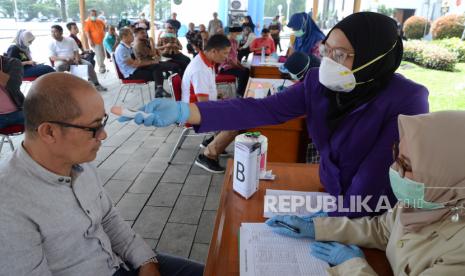 Aparatur Sipil Negara (ASN) melakukan konsultasi kesehatan saat screening ASN terkait virus corona (ilustrasi)