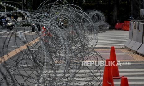 Polda Metro: Reuni 212 Terkendali. Kawat berduri dipasang di lokasi penutupan Jalan M.H Thamrin, Jakarta (2/12). Penutupan akses jalan menuju Monumen Nasional (Monas) dan Patung Kuda tersebut dilakukan sebagai antisipasi kerumunan peserta massa aksi Reuni 212.  Republika/Thoudy Badai