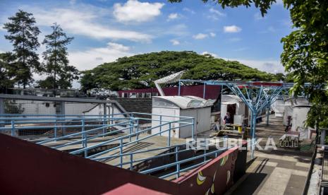 Warga beraktivitas di area Teras Cihampelas, Jalan Cihampelas, Kota Bandung, Ahad (11/9/2022). Pemerintah Kota Bandung berencana akan mereaktivasi salah satu destinasi wisata kota Teras (skywalk) Cihampelas Bandung pada pekan depan. Hal tersebut dilakukan guna membangkitkan perekonomian para pelaku Usaha Mikro Kecil Menengah (UMKM) serta meningkatkan potensi wisata belanja Kota Bandung. Republika/Abdan Syakura