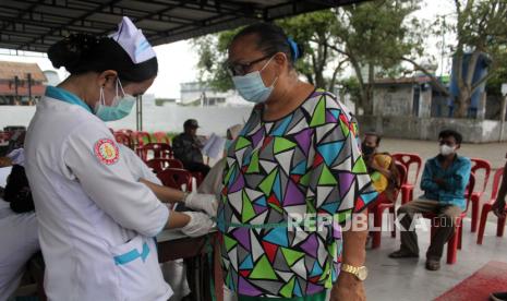 Petugas kesehatan mengukur lingkar perut warga saat pelaksanaan layanan keliling deteksi tuberkulosis (TBC) di UPT Pukesmas Belawan, Medan, Sumatera Utara, Jumat (1/12/2023). Pemerintah Kota Medan bekerja sama dengan rumah sakit daerah setempat menggelar layanan keliling deteksi TBC gratis bagi warga Kota Medan dengan tujuan siaga terhadap penyakit menular seperti TB dan HIV.