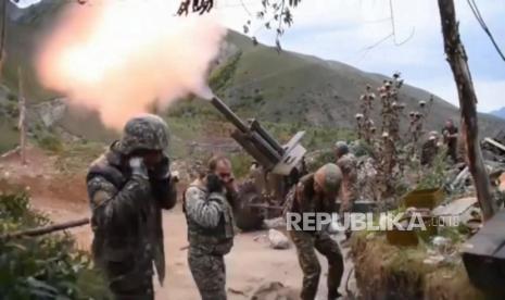 Foto selebaran yang disediakan oleh Kementerian Pertahanan Armenia pada 04 Oktober 2020 di instagram resminya menunjukkan tentara Armenia yang diduga selama bentrokan militer dengan tentara Azeri di sepanjang garis kontak Republik Nagorno-Karabakh yang memproklamirkan diri (juga dikenal sebagai Artsakh). Bentrokan bersenjata meletus pada 27 September 2020 dalam konflik teritorial yang membara antara Azerbaijan dan Armenia atas wilayah Nagorno-Karabakh di sepanjang garis kontak Republik Nagorno-Karabakh yang memproklamirkan diri.