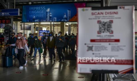 Calon penumpang bersiap menaiki KRL di Stasiun Bogor, Kota Bogor, Jawa Barat, Senin (13/9). PT KAI Commuter mulai memberlakukan sertifikat vaksin sebagai syarat untuk naik KRL pada masa PPKM level 3. 