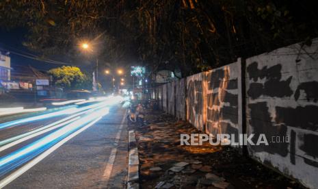 Mural kritik sosial yang dihapus menggunakan cat di dinding di kawasan Jalan Kartini, Depok Lama, Depok, Jawa Barat, Kamis (26/8). Mural bertema kritik sosial tersebut merupakan bentuk ekspresi dan kritik masyarakat melalui media seni mural, namun  keberadaannya dikhawatirkan berdampak buruk bagi warga sehingga sejumlah aparat setempat menghapusnya. Republika/Thoudy Badai 