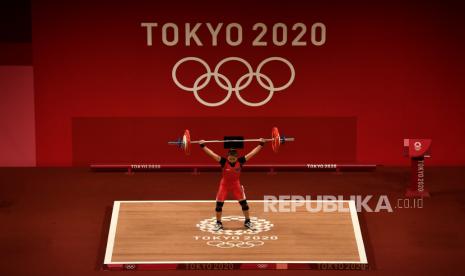 Lifter putri Indonesia Windy Cantika Aisah melakukan angkatan snatch dalam kelas 49 Kg Putri Grup A Olimpiade Tokyo 2020 di Tokyo International Forum, Tokyo, Jepang, Sabtu (24/7/2021). Windy Cantika berhasil mempersembahkan medali pertama bagi Indonesia yakni perunggu dengan total angkatan 194 Kg.