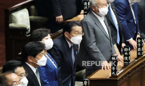 Perdana Menteri Jepang Fumio Kishida, tengah, menghadiri sesi pembukaan sesi luar biasa di majelis rendah parlemen Rabu, 3 Agustus 2022, di Tokyo.