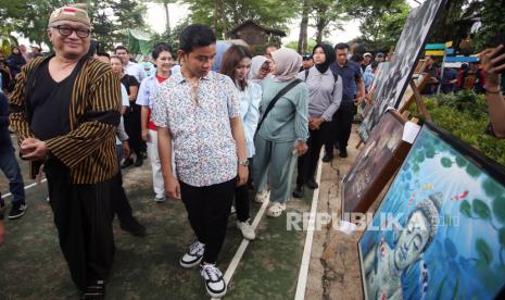 Calon wakil presiden nomor urut 2 Gibran Rakabuming Raka (kanan) bersama seniman Dik Doank (kiri) melihat seni lukis saat menggelar kampanye tatap muka dengan sejumlah seniman, budayawan dan komunitas di Kandank Jurank Doank Ciputat, Tangerang Selatan, Banten, Sabtu (3/2/2024). Dalam kampanyenya Gibran menjanjikan karya seni dari seorang seniman dapat dijadikan jaminan untuk mendapatkan dana permodalan dari bank. 