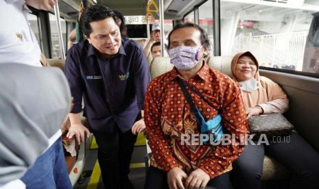 Menteri BUMN Erick Thohir melepas keberangkatan pemudik yang mengikuti program Mudik Bersama BUMN Tahun 2023 di Gelora Bung Karno, Jakarta, Selasa (18/4/2023). Program  Mudik Bersama BUMN Tahun 2023 diikuti sebanyak 78.017 pemudik.