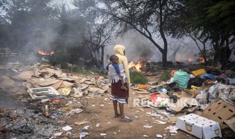 Pembakaran sampah terbuka atau secara ilegal menjadi salah satu pemicu polusi udara.