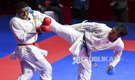 Karateka Papua Claudio F Nenobesi (kiri) bertarung melawan Karateka Sulawesi Selatan Febi Ramadhan Saputra (kanan) dalam Final Karate nomor Kumite Putra di bawah 84 kilogram PON Papua di GOR Politeknik Penerbangan, Kayu Batu, Kota Jayapura, Papua, Senin (11/10/2021). Claudio F. Nenobesi berhasil meraih medali emas usai mengalahkan Febi Ramadhan Saputra dengan skor 3-1. 