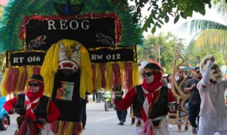 Kemegahan Budaya Reog Ponorogo dan Gunungan Wayang dalam Karnaval HUT Kemerdekaan Warga Rawamangun