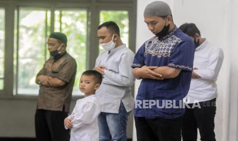 Sholat tidak hanya bermanfaat untuk individu tapi juga sosial. Ilustrasi sholat.