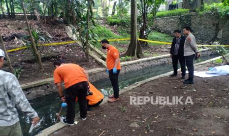 Iman Iskandar (41 tahun) seorang pedagang asal Babakan Ciparay, Kota Bandung ditemukan mengambang dan tidak bernyawa di sungai Taman Lansia di Jalan Cisangkuy, Kota Bandung, Selasa (11/6/2024). Ia diduga terpeleset sehingga terjatuh ke sungai. Dok Republika