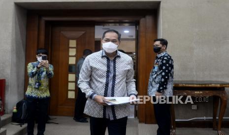 Menteri Perdagangan (Mendag) Muhammad Lutfi bersiap mengikuti rapat kerja dengan Komisi VI DPR RI di Kompleks Parlemen, Senayan, Jakarta, Kamis (17/3/2022). Rapat tersebut membahas kelangkaan dan harga Minyak Goreng sekaligus membahas mengenai harga komoditas dan kesiapan dalam stabilisasi harga dan pasokan barang kebutuhan pokok menjelang puasa dan lebaran.