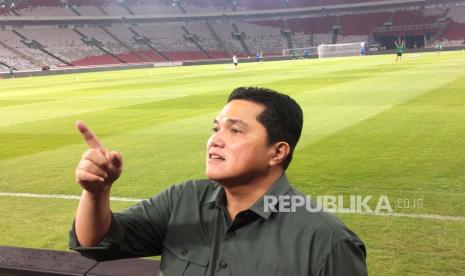 Ketua Umum PSSI Erick Thohir saat memantau latihan timnas Indonesia di Stadion Utama Gelora Bung Karno (SUGBK), Jakarta, Rabu (11/10/2023).  