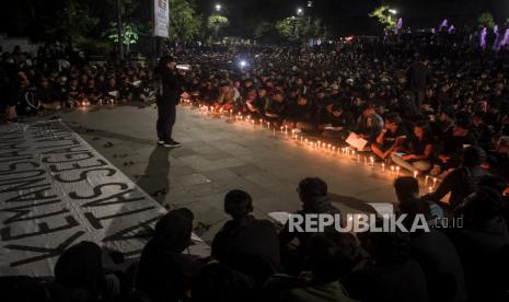 Kelompok suporter pendukung tim Persis Solo menyalakan lilin saat melakukan aksi Solidaritas Untuk Suporter Arema di Manahan, Solo, Jawa Tengah, Ahad (2/10/2022). Aksi tersebut sebagai aksi solidaritas antar suporter dan bentuk keprihatinan atas tragedi kerusuhan suporter sepak bola di Stadion Kanjuruhan Malang. 