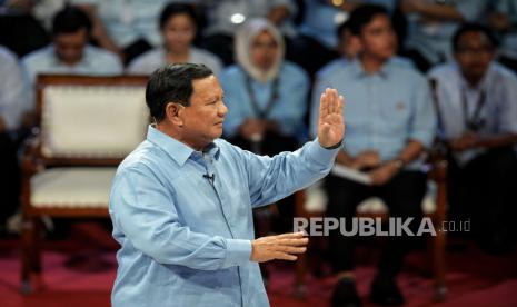 Capres nomor urut 2 Prabowo Subianto menyampaikan gagasannya saat debat perdana Calon Presiden di Halaman gedung Komisi Pemilihan Umum (KPU), Jakarta, Selasa (12/12/2023). Debat capres perdana mengangkat tema Hukum, HAM, Pemerintahan, Pemberantasan Korupsi, Penguatan Demokrasi, kerukunan masyarakat, dan pelayanan publik.  Debat tersebut berlangsung selama 120 menit yang terdiri dari 6 segmen dan 18 pertanyaan yang dipandu oleh moderator Ardianto Wijaya dan Valerina Daniel.