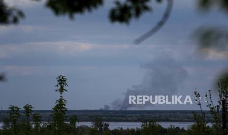 Asap mengepul setelah pertempuran antara pasukan Rusia dan Ukraina di dekat Lyman, wilayah Donetsk, Ukraina timur, Kamis, 28 April 2022.