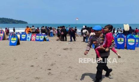 Petugas membantu penumpang perahu pesiar yang dihantam ombak di perairan sekitar Pantai Pangandaran, Kabupaten Pangandaran, Jawa Barat, Selasa (25/4/2023). 