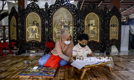 Seorang siswa saat melaksanakan pembelajaran jarak jauh di Sanggar Suluk Nusantara, Depok, Jawa Barat. Dinas Perlindungan Anak Pemberdayaan Masyarakat dan Keluarga (DPAPMK) Kota Depok menyelenggarakan webinar mengenai kepengasuhan tersebut, mengangkat tema Tetap Asyik Dampingi Anak Belajar Selama School From Home (SFM).