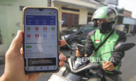 Seorang pengguna ojek online menunjukkan aplikasi GoRide yang tidak tersedia di Kawasan Kalisari, Jakarta Timur, Jumat (10/4/2020). Peraturan Gubernur DKI Jakarta dalam pelaksanaan PSBB mengatur angkutan roda dua seperti ojek online maupun ojek konvensional dilarang membawa penumpang