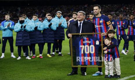  Sergio Busquets (kanan) berfoto dengan Presiden klub FC Barcelona Joan Laporta memegang jersey bertuliskan 700 setelah bermain lebih dari 700 pertandingan dengan FC Barcelona, ??menjelang pertandingan sepak bola La Liga Spanyol antara Barcelona dan Getafe di stadion Camp Nou di Barcelona, ??Spanyol, Senin (23/1/2023) dini hari WIB.