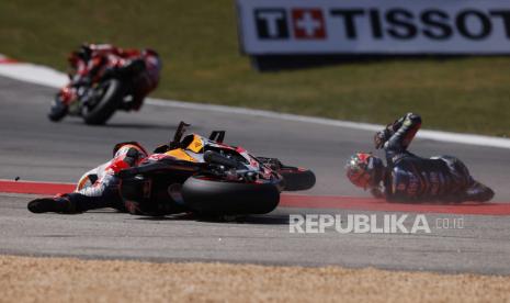 Marc Marquez dari Repsol Honda Team (kiri) dan CryptoDATA RNF MotoGP Team Miguel Oliveira saat mengalami kecelakaan dalam balapan MotoGP di Grand Prix Sepeda Motor Portugal di trek balap Algarve International, Portimao, Portugal, Ahad, (26/3/2023).REUTERS/Marcelo Del Pozo